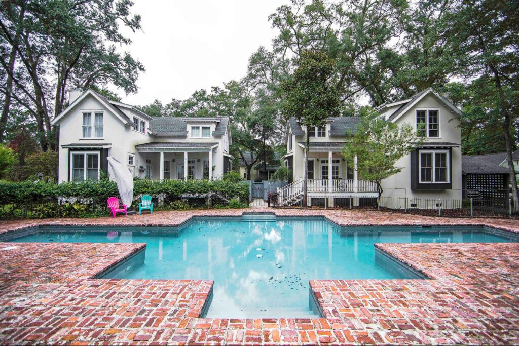 The Quarters - 4 Unit Complex Surrounding a Pool